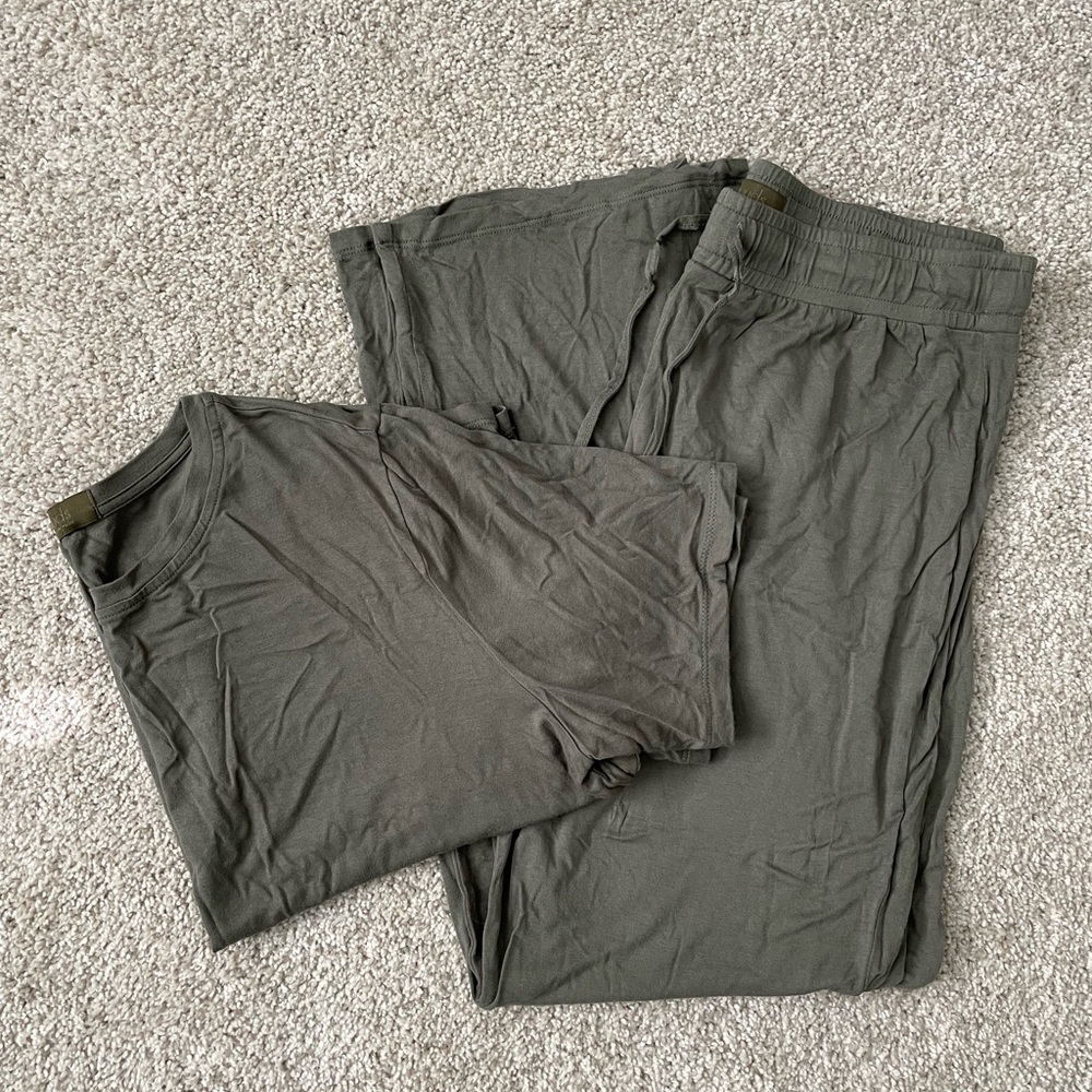 Nuuds Women’s Pajama Set in Olive (Medium)